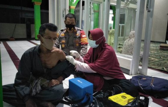 Polisi Gelar Vaksinasi Malam Selepas Salat Tarawih di Kroya Indramayu