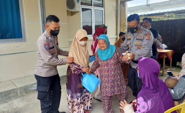 Polisi Lakukan Pengamanan dan Monitoring Pembagian Kartu BLT di Kecamatan Rajagaluh