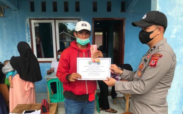 Polisi Lakukan Pengawasan Pembagian BLT-DD Desa Sirnajaya