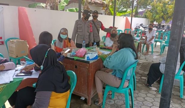Polisi Monitoring Jalannya Vaksinasi di UPTD Puskesma Lelea