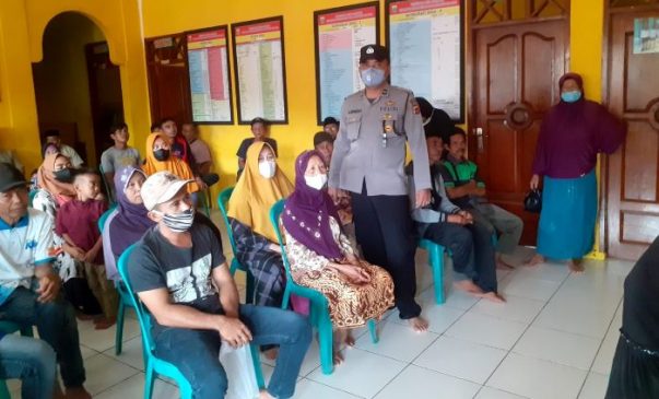 Polisi Pantau Pembagian BLT di Sindangbarang Cianjur Agar Tepat Sasaran