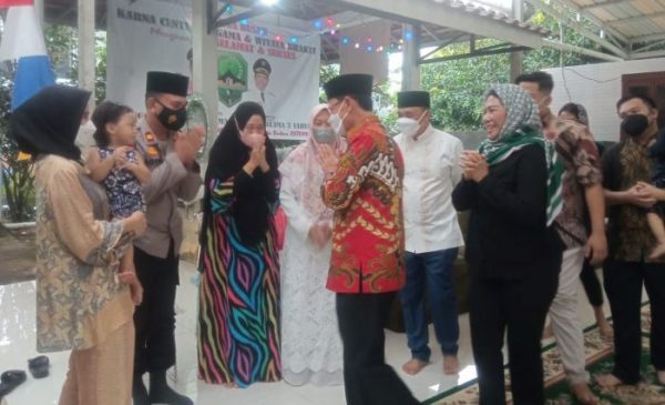 Polisi Sambut Bupati Majalengka Dalam Rangka Silaturahmi dan Pemberian Sembako Kepada Warga Desa Kawunghilir