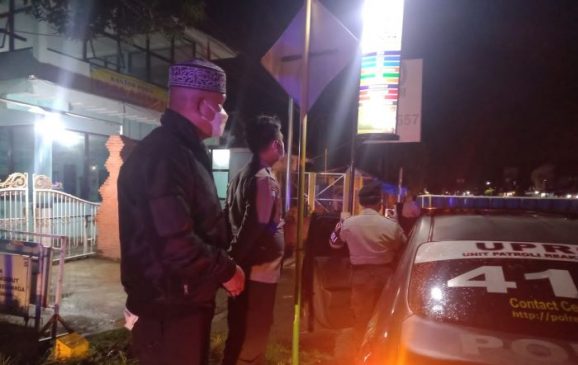 Polisi Tak Kenal Lelah Patroli Woro-Woro Bangunkan Warga untuk Sahur