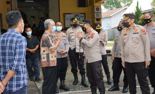 Polisi Tinjau Pelaksanaan Vaksinasi Serta Pengamanan Gereja di Kabupaten Cianjur Jelang Misa Jumat Agung