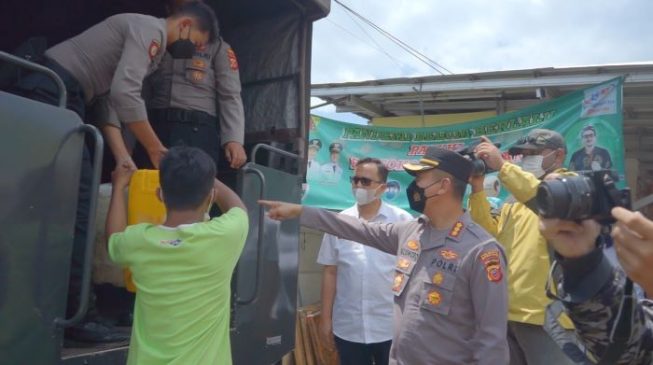 Polisi dan Pemda Bantu Distribusikan Minyak Goreng ke Pedagang di Pasar Soreang
