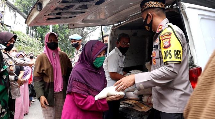 Ramadhan Berbagi Bahagia, Polisi dan Kodim 0609 Kepada Warga yang Membutuhkan