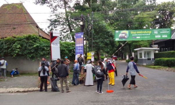 Ratusan Orang dari Berbagai Komunitas Gotong Royong Bersih-Bersih Bandung
