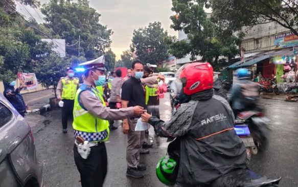 Saling Berbagi di Bulan Penuh Berkah, Polisi Bagi-bagi Takjil Kepada Masyarakat Pengguna Jalan