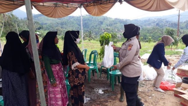 Sambut Bulan Suci Ramadhan, Polisi Bagikan Sembako Kepada Masyarakat Desa Wangunjaya