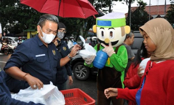 Tak Henti-Hentinya PWI Bersama IKWI Kota Bandung dan SMSI Jabar Bagikan Takjil di Bulan Ramadhan