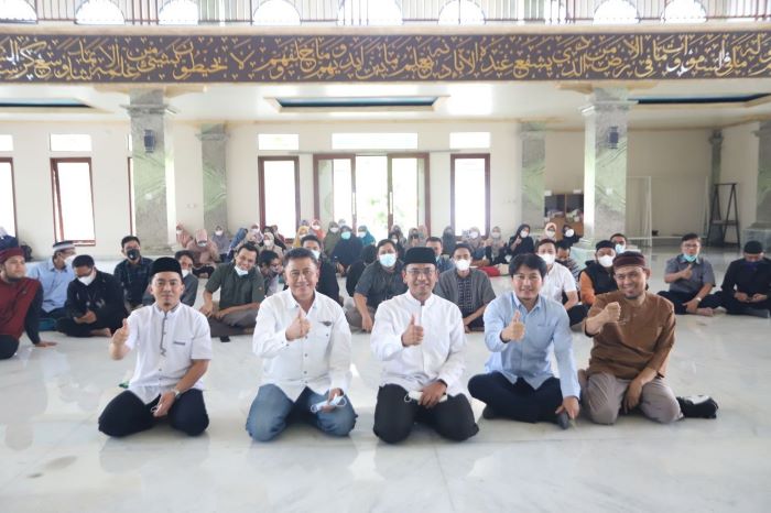 Tedy Rusmawan Mengisi Tausiah di Masjid Universitas Bhakti Kencana