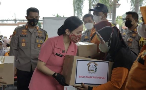 Wujud Implementasi Polri Presisi, Polisi Beri Tali Asih Sebagai Apresiasi Kepada Petugas Kebersihan