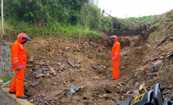 Antisipasi Longsor Susulan, Patroli SAR Sat Brimob Polda Jabar Cek Tebing yang Terjadi Longsor di Wilayah Cikawari Lembang