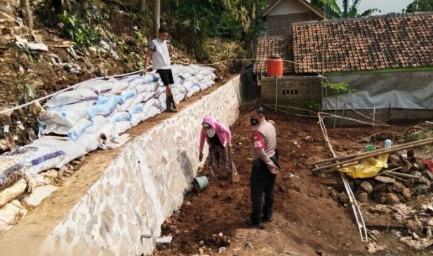 Bhabinkamtibmas Desa Ciluluk Sambangi Pekerja Pembangunan TPT di Kampung Pangadungan Desa Ciluluk