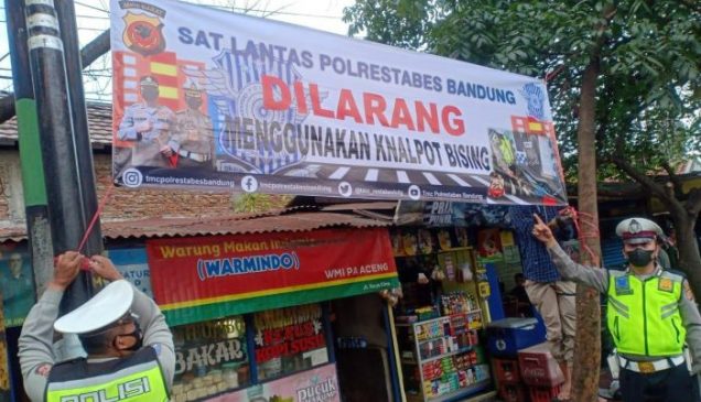 Dikmas Lantas, Polisi Pasang Spanduk Peringatan Larangan Gunakan Knalpot Bising