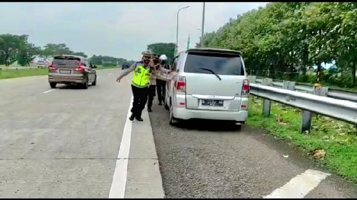 Tak Kenal Lelah, Polisi Sigap Bantu Dorong Mobil Mogok Saat Mudik Lebaran