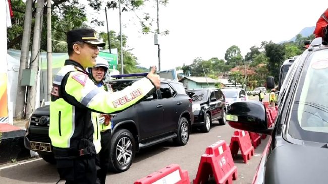 Terjebak Macet di Nagreg, Polisi Berikan Minuman Gratis Kepada Pengendara