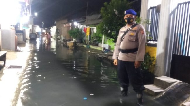 Aksi Cekatan Polisi, Monitor Banjir Rob di Desa Mundu Pesisir