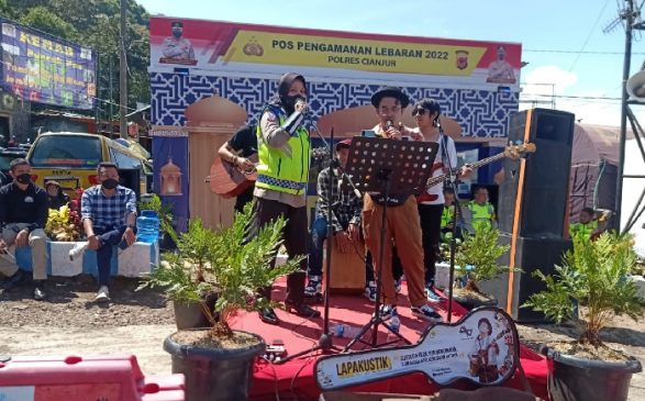 Polwan Hibur Pemudik dengan Bernyanyi di Jalur Puncak