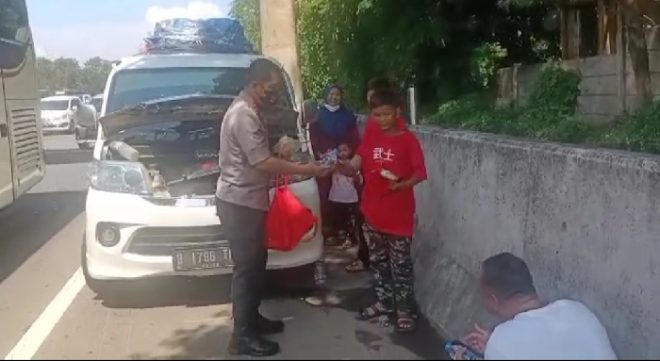 Meski Sibuk Pengaturan Lalin Arus Balik Lebaran, Kapolres Sempatkan Berikan Makanan dan Minuman Kepada Pemudik