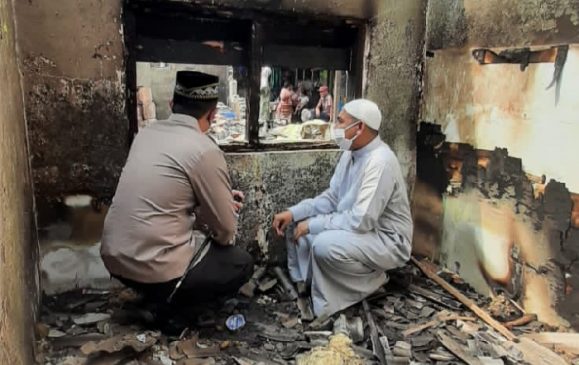 Kapolres Karawang Kunjungi  dan Berikan Bantuan ke Yayasan Yatim Piatu yang Terbakar