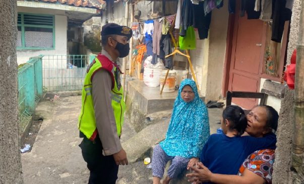 Lepas Pengawasan Orang Tua, Polisi Antarkan Seorang Anak Perempuan ke Rumahnya