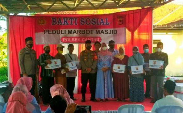 Polisi Berikan Bansos Kepada Marbot Masjid se-Kecamatan Cantigi