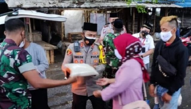 Menabur Kebaikan, Berbagi Kebahagian Polisi dan Kodim 0609 Cimahi Bagi-Bagi Beras di Cimindi