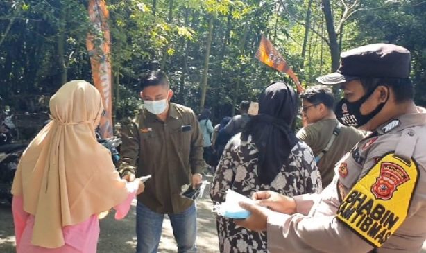 Peduli Prokes Covid-19, Polisi Bersama Pengelola Obyek Wisata Bagikan Masker dan Makanan Ringan Kepada Pengunjung Situ Cipanten