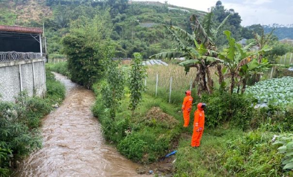 Patroli SAR Sat Brimob Polda Jabar Cek Debit Sungai Desa Cibogo Lembang di Masa Penghujan Panjang