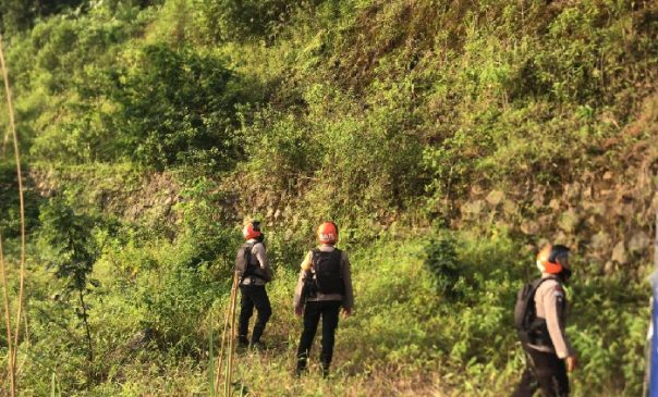 Patroli SAR Sat Brimob Polda Jabar Pastikan Tebing di Wilayah Pacet Cianjur Aman