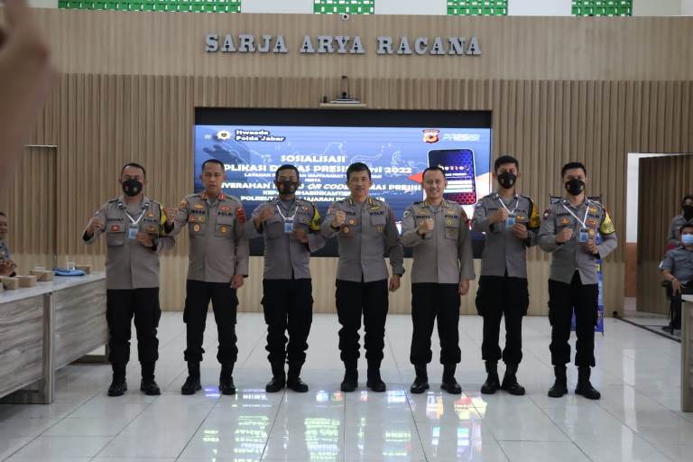 Irwasda Polda Jabar Gelar Sosialisasi dan Penyerahan QR Barcode Aplikasi Dumas Presisi Versi 2022 di Polres Cimahi