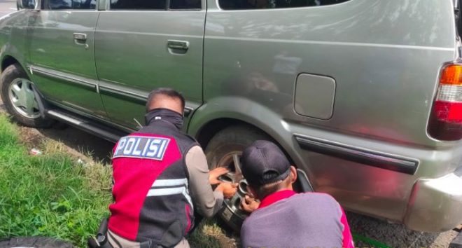 Kabid Humas Polda Jabar Apresiasi Aksi Heroik Polisi Bantu Pemudik yang Mengalami Pecah Ban di Jalur Tol Cipali
