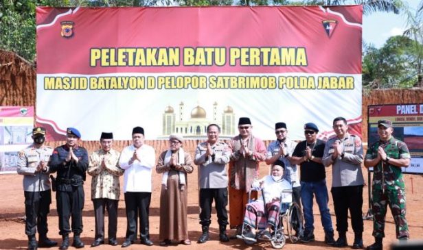 Kapolda Jabar Pimpin Peletakan Batu Pertama Pembangunan Masjid Batalyon D Sat Brimob Polda Jabar