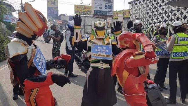 Masyarakat Terhibur Saat Menunggu One Way dengan Badut yang Disiapkan oleh Polisi