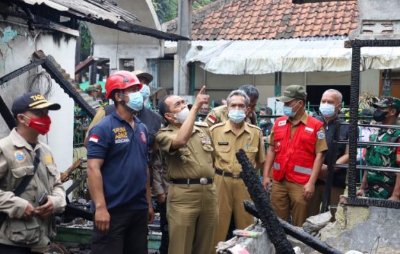 Ngatiyana Meninjau Secara Langsung Korban Kebakaran di Kelurahan Melong