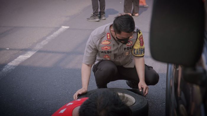 Pemudik Alami Ban Bocor di Tol, Tak Menyangka Polisi yang Membantunya Ternyata Kapolres Karawang Polda Jabar