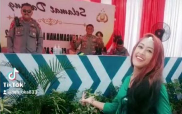 Pemudik Hibur Petugas Pos Pam Cijolang dengan Cara Ini!