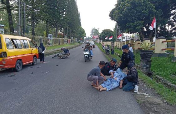 Personel Sat Brimob Polda Jabar Sigap Bantu Evakuasi Korban Lakalantas