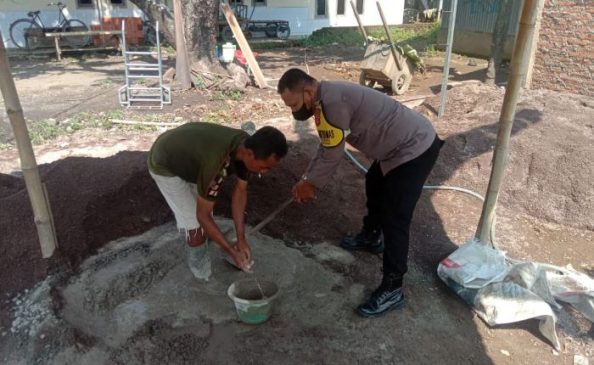 Polisi Bantu Warganya Saat Renovasi Rumah di Wilkum Polsek Kedawung