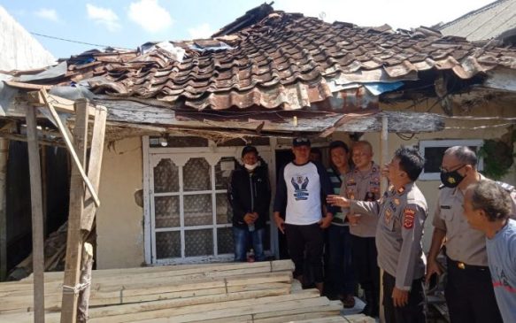 Polisi Berikan Bantuan Semen Untuk Membangun Rutilahu Warga Desa Cipetir