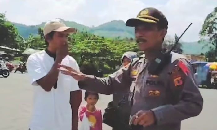 Polisi Berikan Pertolongan Keluarga Pemudik yang Diturunkan di Tengah Jalan