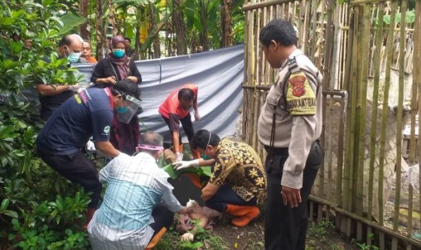 Polisi Bersama Tim Medis Cek dan Olah TKP Penemuan Sesosok Mayat Lansia di Desa Mirat Majalengka