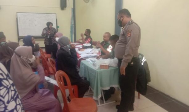 Polisi Bersinergi dengan TNI Monitoring Pembagian BLT Minyak Goreng di Wilayah Sumberjaya