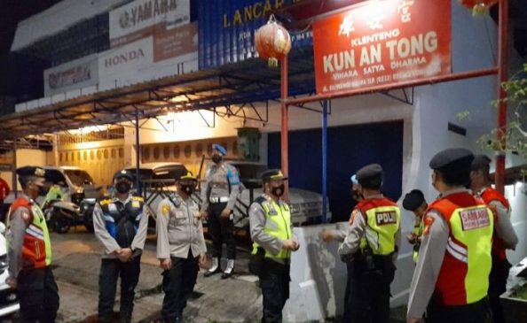 Polisi Monitoring Giat Puja Bhakti Peringatan Hari Trisuci Waisak 2566 Tahun 2022