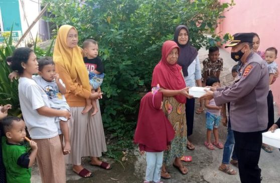 Polisi Sambangi Warga, Bagikan Ratusan Nasi Kotak