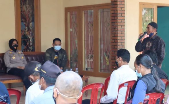 Polisi Silaturahmi dan Beri Bantuan Sembako di Desa Rancajaya