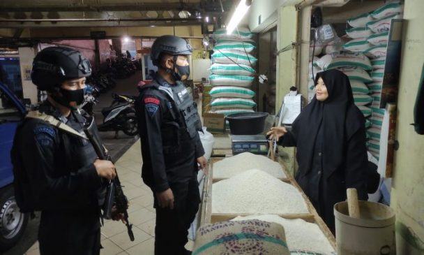 Sat Brimob Polda Jabar Patroli Ketahanan Pangan di Pasar Tradisional Cipanas Cianjur