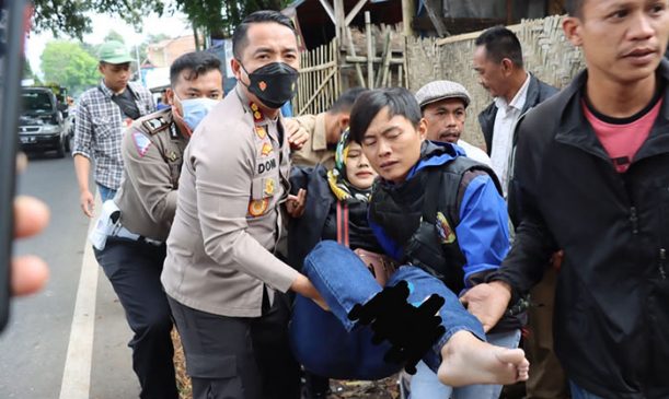 Secara Spontan! Kapolres Cianjur Bantu Korban Laka Lantas Saat Akan Cek Gereja