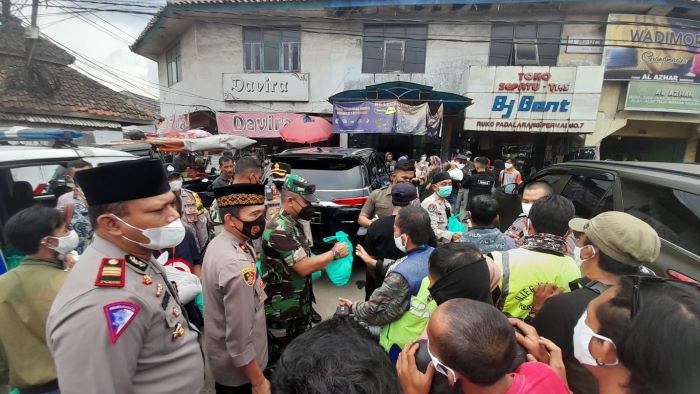 Sinergitas TNI Polri, Bagikan Paket Sembako di Tagog Padalarang